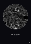 Affiche Machu Picchu – Poster vue satellite 20km N&B | Gravura – Fond foncé